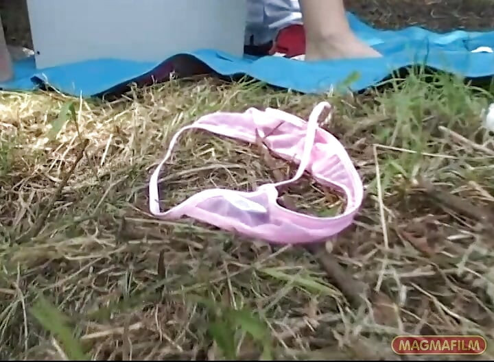 Två vandrare möter en söt flicka i skogen för lite nöje