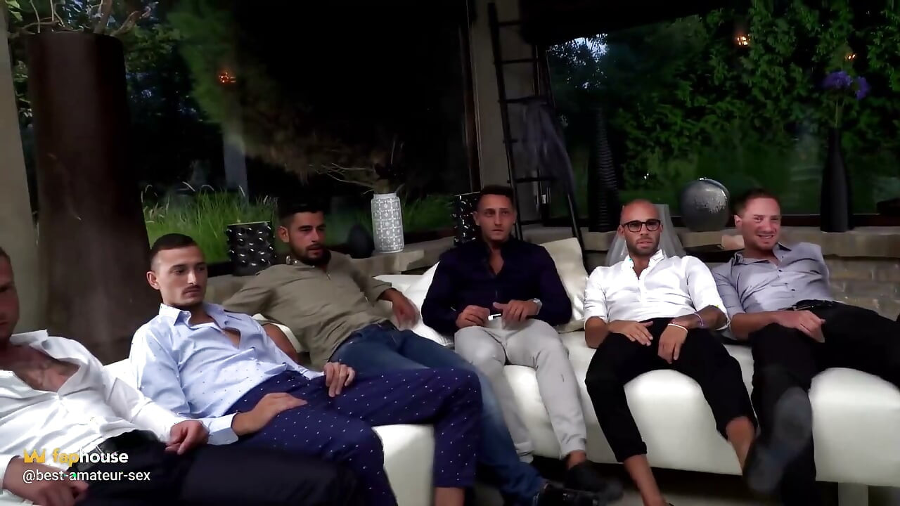 Des salopes excitées dévorent des bites dans une orgie de groupe non-stop
