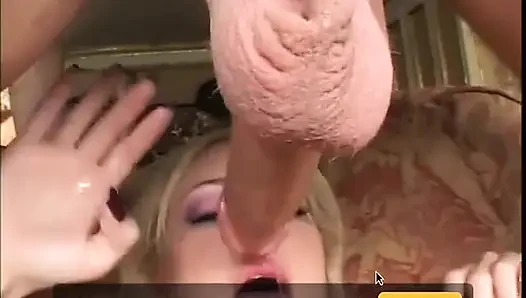 Büyük yaraklı adam ateşli sarışını her iki delikten de sikiyor
