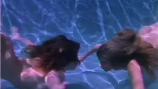 2 Lesbians underwater sex