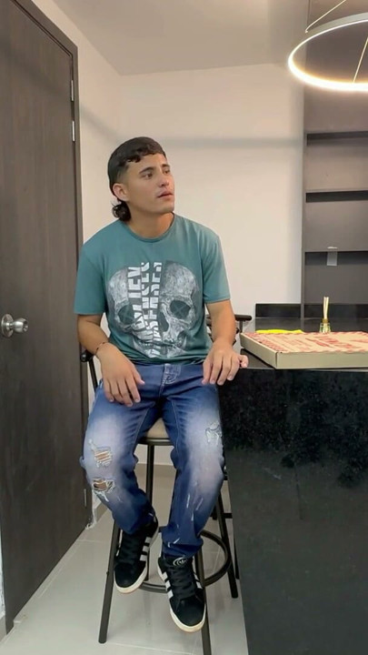 Ödeme için pizzacıyı sert sikiyorum ve zengin sütünü büyük sert penisinin dışına sıkıyorum. | Klip 1