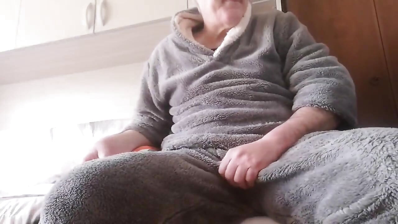 Eu masturbando meu pau mesmo na segunda de manhã assim que eu acordo
