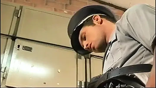 Üç genç büyük sikli askeri adam barakada anal seks yapıyor