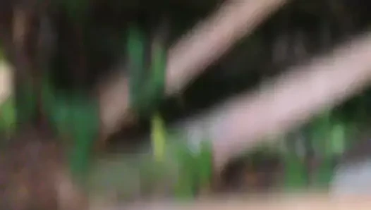 Sissies erkek giysileri altında külot giymek