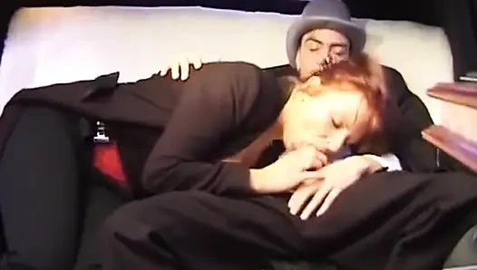 Arabada patronunu memnun etmeyi seven Alman ofis sekreteri