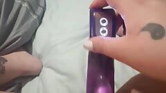 Товстушка мастурбує фіолетовим ділдо, поки не кінчає