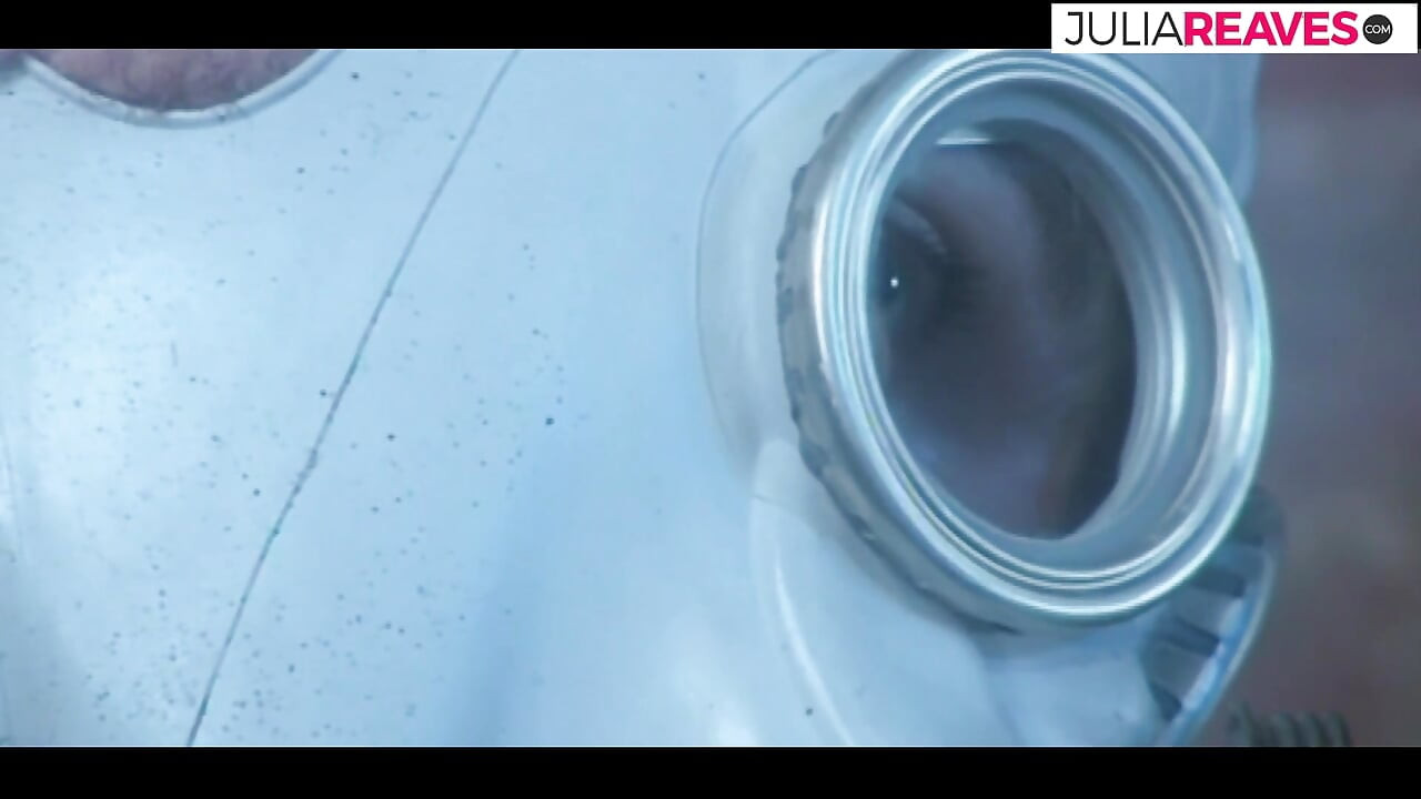 Isteri saya bermain dengan zakar saya di bangsal basement kami