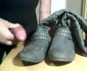 CUMSHOT ON FRIENDS BOOTS