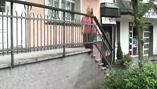 Une femme trapue avec de gros nichons est venue pour un entretien avec son voisin