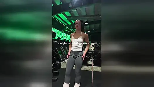 Случай в Instagram Live: гэнгбэнг с 18-летней девственницей - дырки уничтожены и наполнили сливками!