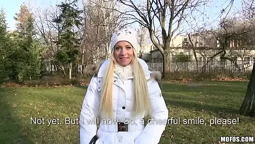 Публичные пикапы - Kiara Lord размахивает, чтобы пососать член