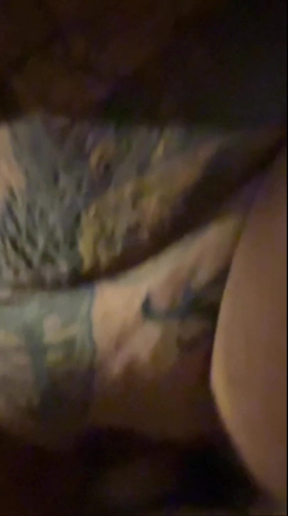 Târfa tatuată suge pula și e futută cu final cu picioare | Clip 1