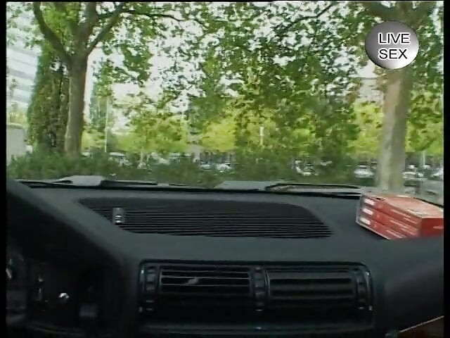 Edepsiz Alman sarışın vücudunu gösteriyor