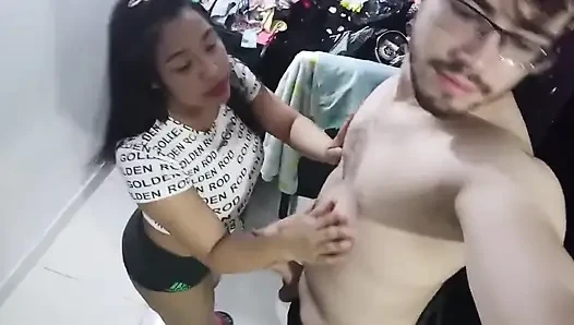 İşten eve yoruluyorum, tek istediğim şey ve karım onu sikmemi istediğini ve istemiyorum ama