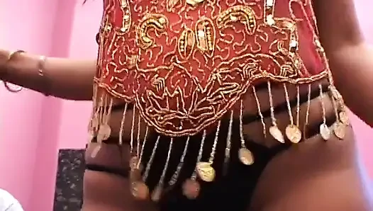 Pelacur dengan kawat gigi disetubuhi dengan dua kontol di threesome