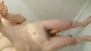 Unter der Dusche masturbiert