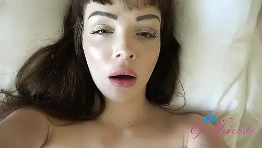 Aliya weckt mich für einen letzten hawaii-fick auf: Lutscht schwanz, Footjob, isst muschi und bettelt um creampie!