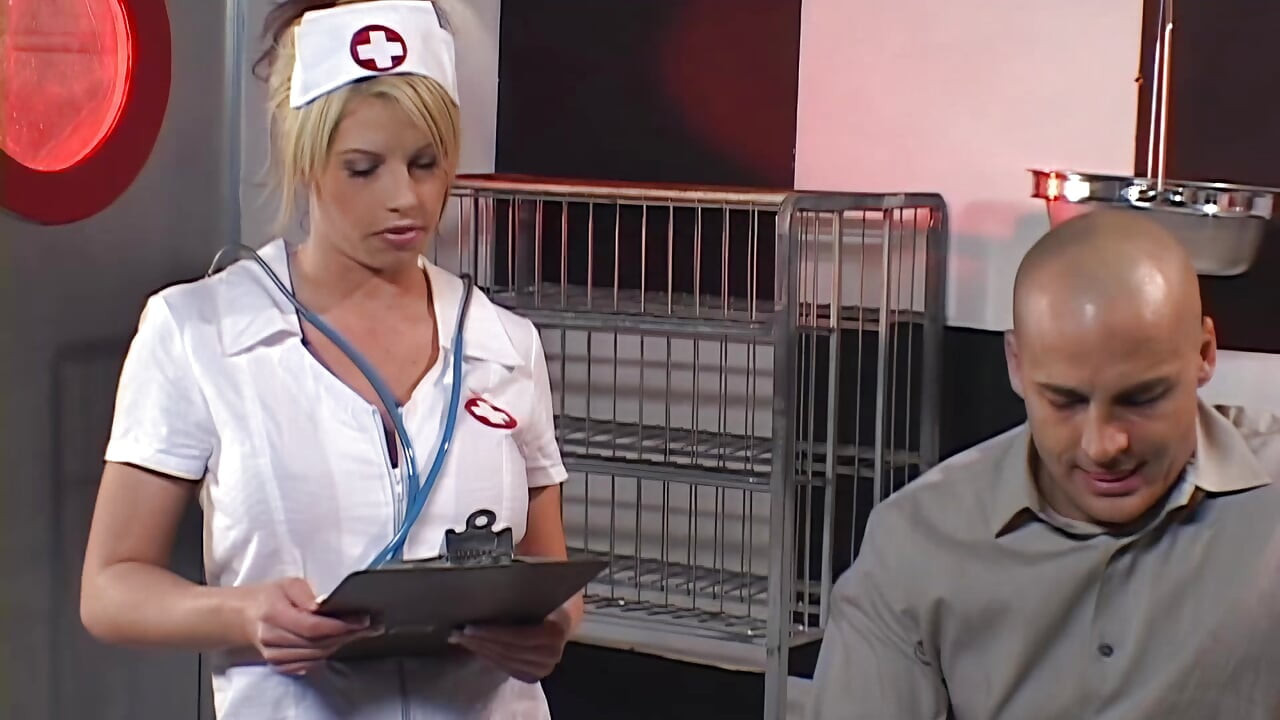 Καυτή γυναίκα γιατρός ρουφάει τον πούτσο μου