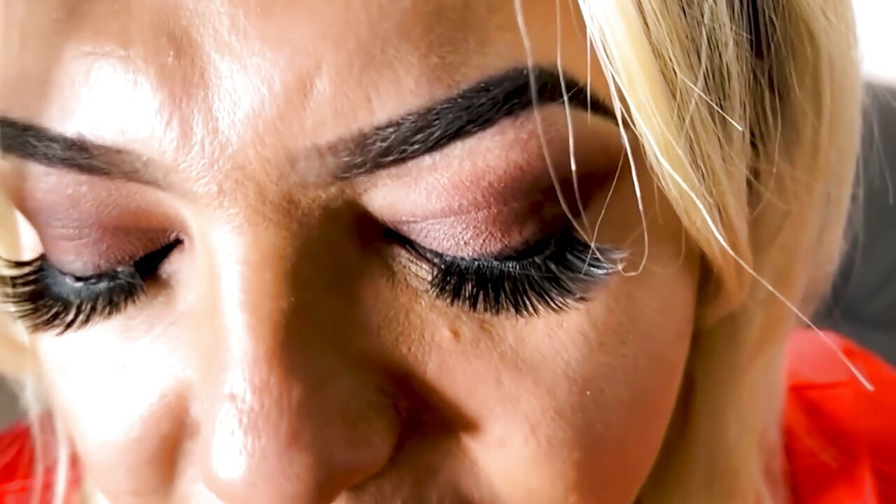01. HUGE BLACK SKATER RAW FUCKED THE BLONDE TRANS CUMSLUT