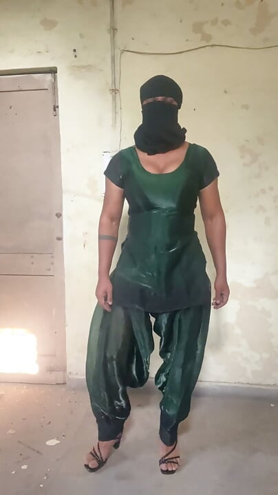 Chamakdaar reshmi krsadresar aautphit soot salvaar desi