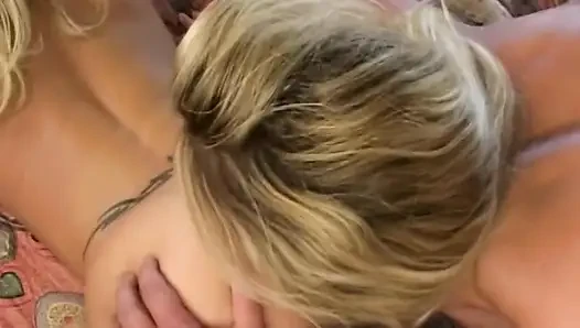 Blondine verschlingt schwanz und fingert klaffenden arsch