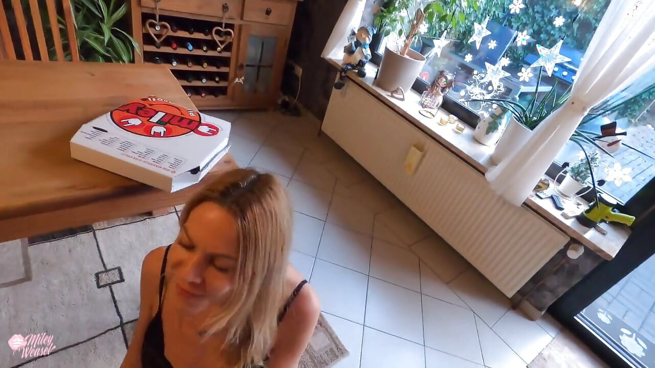 Dostawca pizzy pieprzy mnie na stole!!