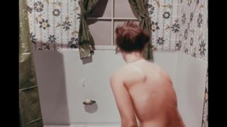Celia Milius: fată sexy la baie - zornăituri (versiune scurtă)