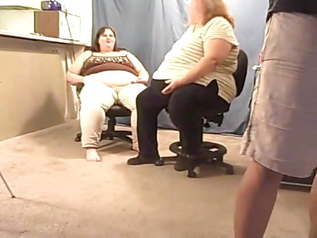 Ssbbw Angie chewing and blowing gum  for you