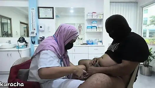 Dokter berhijab mencukur kontol tebal klien tidak ereksi selama mencukur