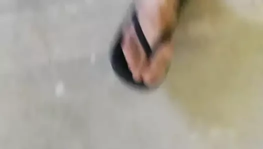 cumed sandalet giyiyor