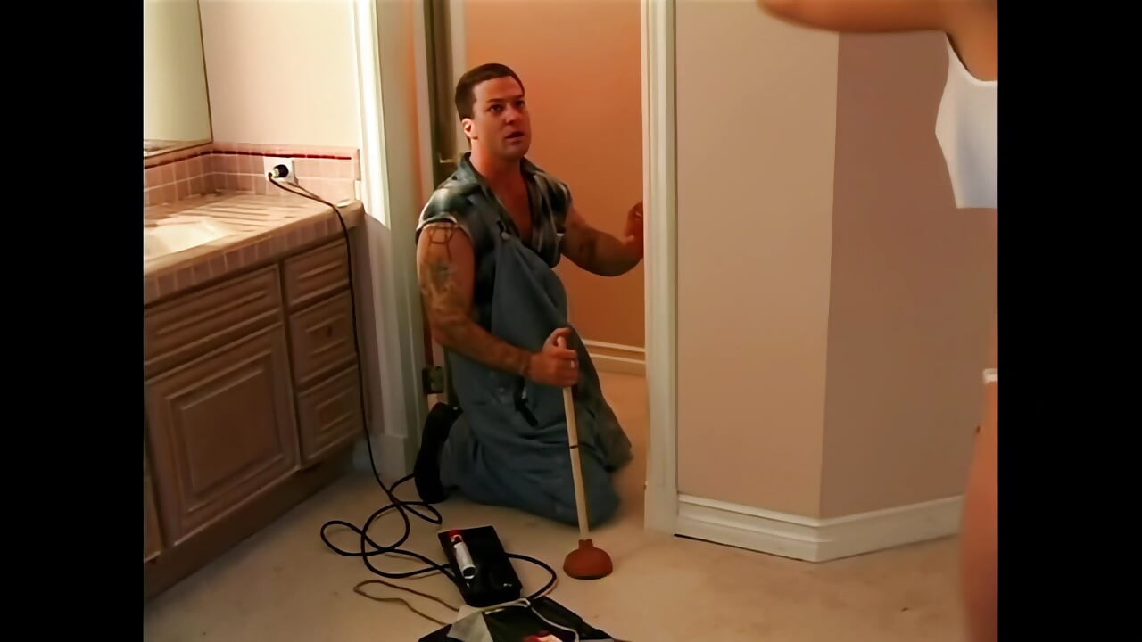 O fată tânără și atrăgătoare a făcut sex tare la duș