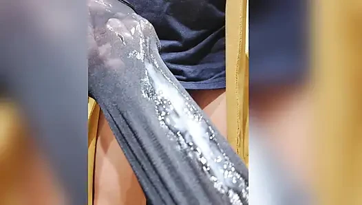 Baba 31 çektiriyor ve çoraplarına boşalıyor