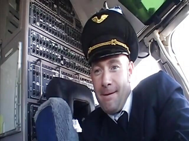 Randy-pilot kærtegner sexet brunette i cockpittet