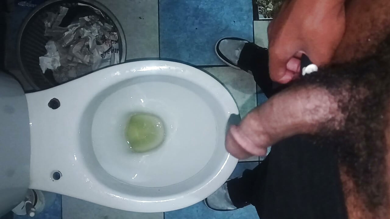Соло-любительское писсинг-видео — крупный план мочеиспускания в ванной — 18+ Verified Creator