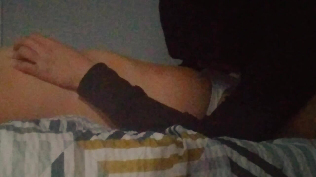 Venerarea umflăturii pulii Fată perversă poftind la un tip care geme cumming prin chiloți tanga ejaculează prin haine de bărbat geme la tragere cu femeie îmbrăcată, bărbat