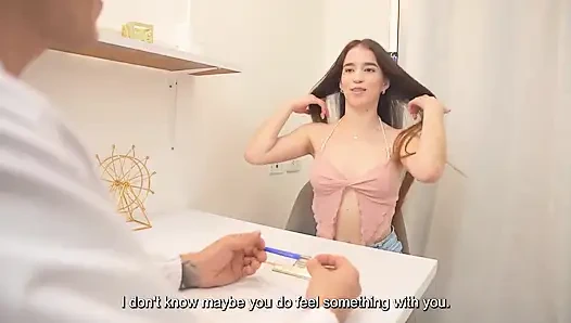 Karoling si cewek mungil rambut cokelat lagi asik ngentot kontol besar dokternya gara-gara merasa sakit