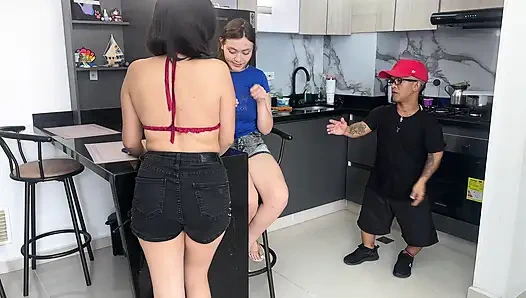 Sert ve büyük yaraklı küçük bir üvey baba üvey kızının azgın kız arkadaşını sert sikiyor, ta ki tüm zengin dölüyle bitirene kadar.