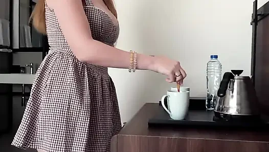Stiefsohn und stiefmutter in einem hotelzimmer nach einem verspäteten Flug