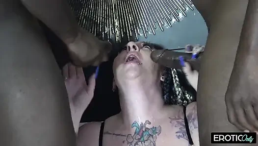 MILF genießt es, von 2 männern gleichzeitig gefickt zu werden!