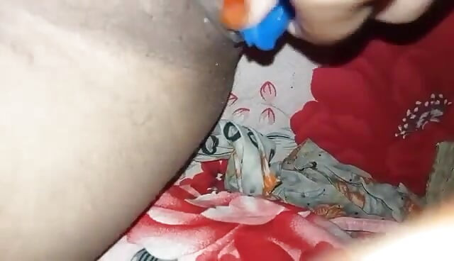 Masukin memekku dengan botol minyak gara-gara nggak di rumah!