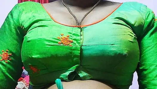 Istri India yang cantik mendorong suaminya untuk berhubungan seks