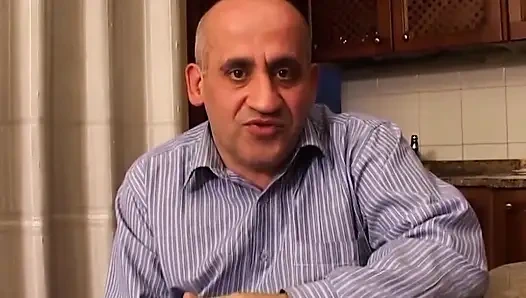 Tante sange ini di-fingering dan dientot habis-habisan di dapur