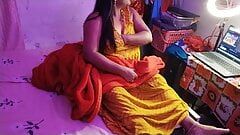 Tesão sexy desi bhabhi tenta fazer um show na cam e ela mostra seus mamilos
