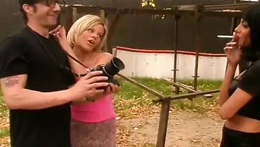 Cewek sange rambut pirang lagi asik fingering memeknya yang menganga sampai muncrat berurat