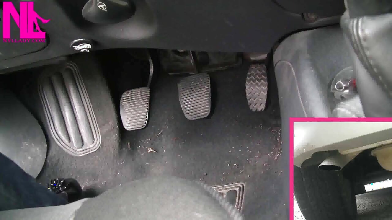 Revving con disparo de escape en bailarinas negras