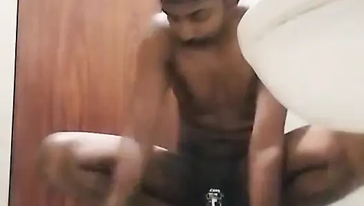 MüdürDumbFag Shithin yere işiyor ve temizliyor