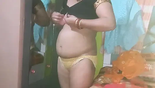 Hintli ev hanımı sarı sari giyiyor.