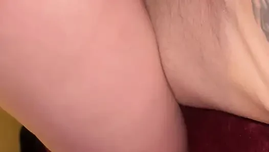 Anal tıkaçlı minyon bebek onu sikmeden önce dövmeli asılı bir adama biniyor
