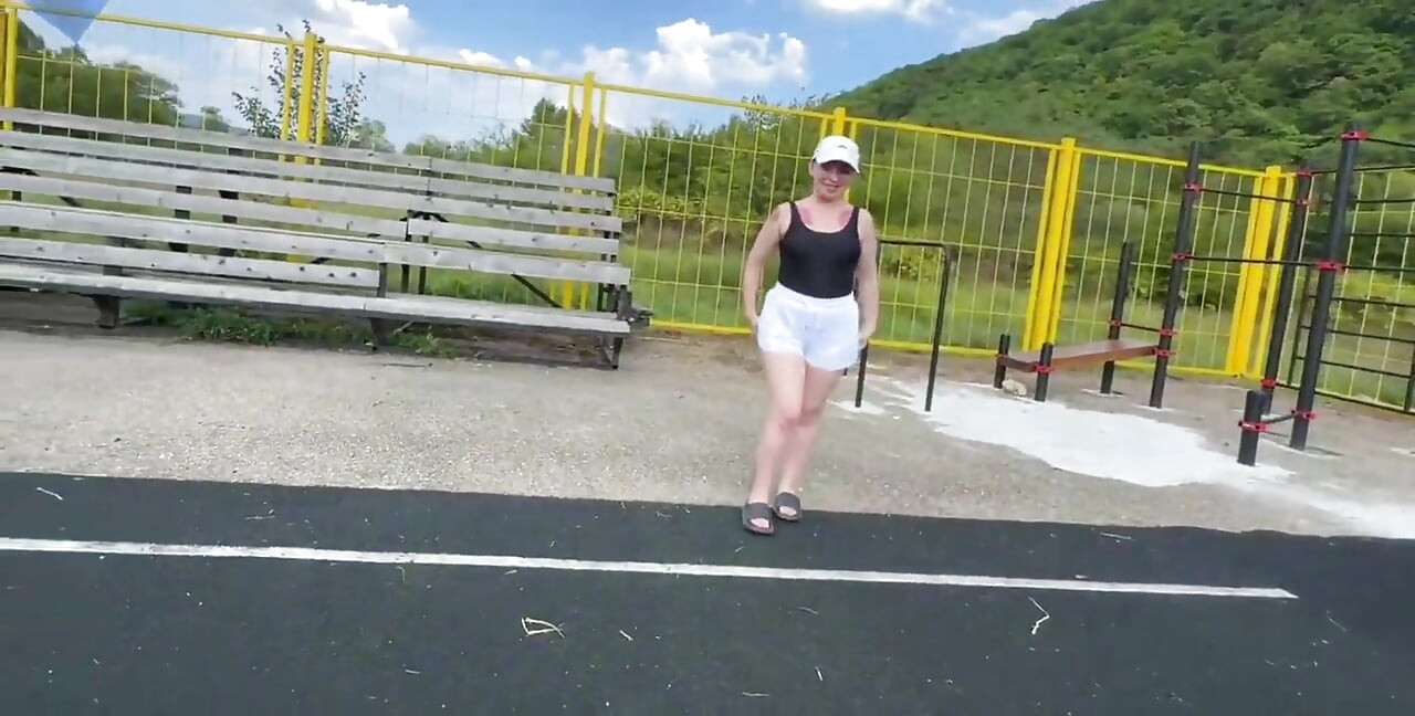 Mengongkek si comel berpantat besar dalam alam semula jadi