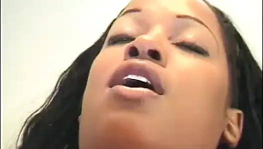 Siyah amcık bilardo masasında sikişiyor